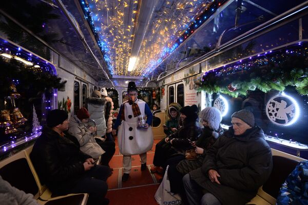 Пассажиры Рождественского вагона в составе Новогоднего поезда Московского метрополитена - Sputnik Молдова