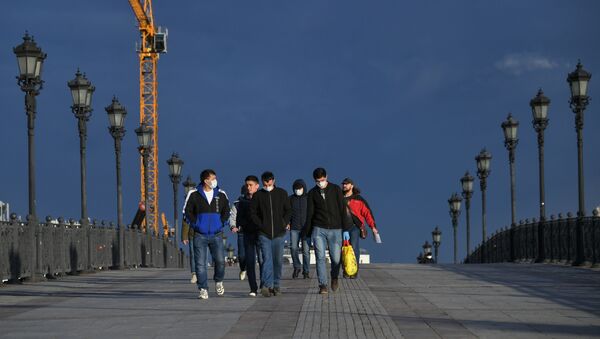 Трудовые мигранты идут по Патриаршему мосту в Москве - Sputnik Молдова