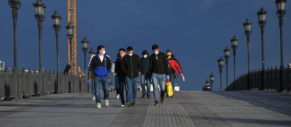 Трудовые мигранты идут по Патриаршему мосту в Москве - Sputnik Молдова