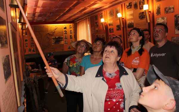 Участники похода по местам боевой славы в  доме-музее ГСС П.П.Вершигоры - Sputnik Молдова