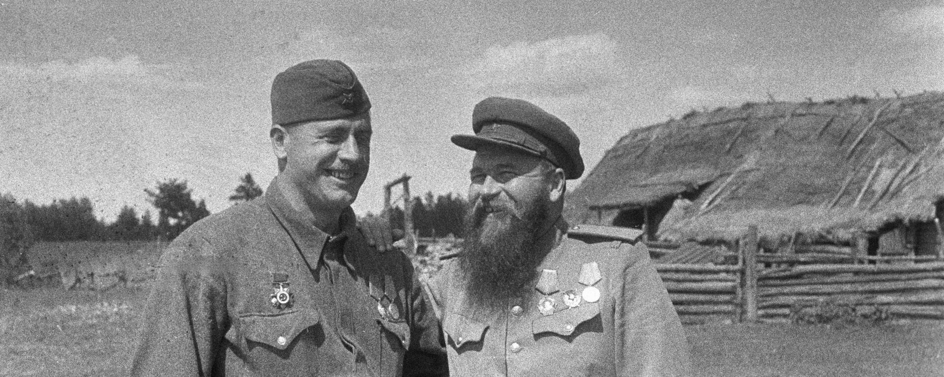 Командир 1-й украинской партизанской дивизии полковник Пётр Петрович Вершигора (справа)  - Sputnik Молдова, 1920, 19.03.2026