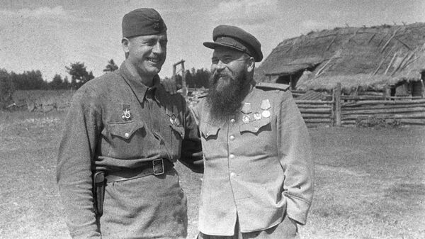 Командир 1-й украинской партизанской дивизии полковник Пётр Петрович Вершигора (справа)  - Sputnik Молдова