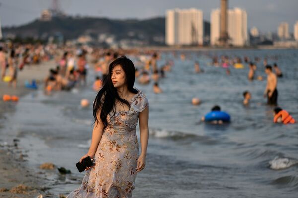 Девушка на пляже Bai Chay во Вьетнаме  - Sputnik Молдова