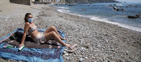 Девушка загорает в маске на пляже в Сицилии   - Sputnik Moldova-România