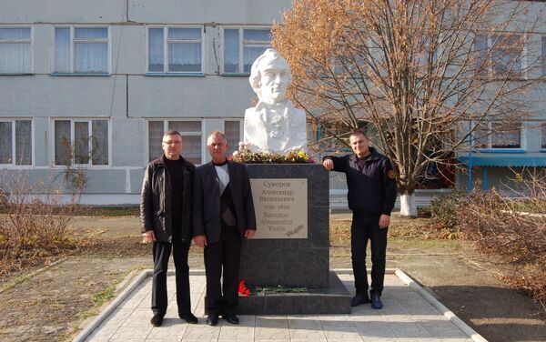 Памятник А.В.Суворову в селе Новотроицкое. Восстановлен при участии Русского историко-патриотического клуба и отряда Август - Sputnik Молдова