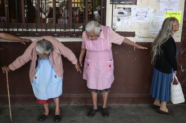 Женщины в очереди на регистрацию по программе социальной помощи, Озумба, Мексика - Sputnik Молдова