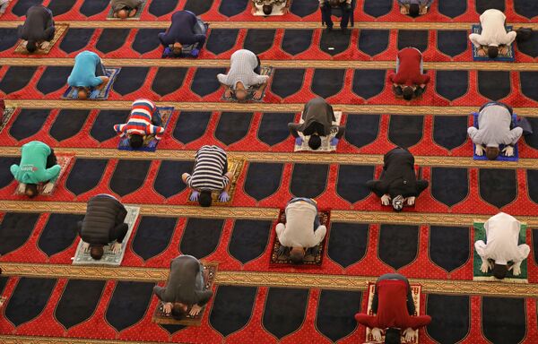 Пятничная молитва во время священного месяца Рамадан в мечети Мухаммеда аль-Амина в Бейруте - Sputnik Молдова