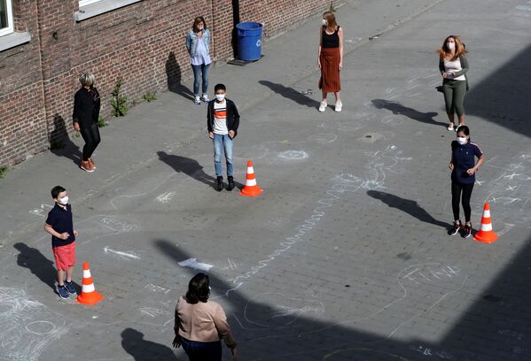 Учителя и ученики соблюдают правила дистанцирования на открытии школы после вспышки коронавируса в Джумете, Бельгия  - Sputnik Молдова