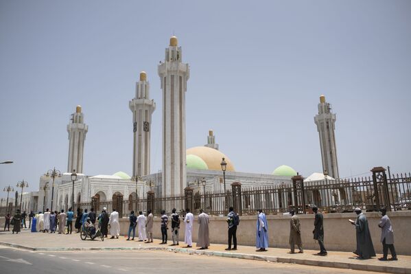 Очередь в мечеть в Дакаре, Сенегал - Sputnik Молдова