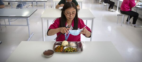 Сотрудники завода в Пекине во время обеда в столовой  - Sputnik Moldova-România