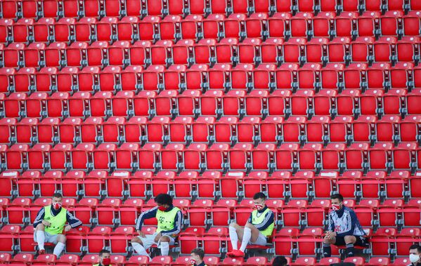 Футболисты на трибунах соблюдают социальную дистанцию во время матча «ФК Юнион Берлин» - «Бавария» в Берлине, Германия - Sputnik Молдова