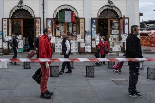 Люди соблюдают социальную дистанцию в очереди на продовольственном рыке Porta Palazzo в Турине, Италия - Sputnik Молдова