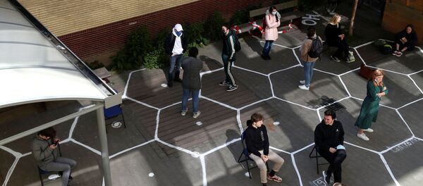 Учащиеся соблюдают социальную дистанцию в школьном дворе в Брюсселе, Бельгия - Sputnik Молдова