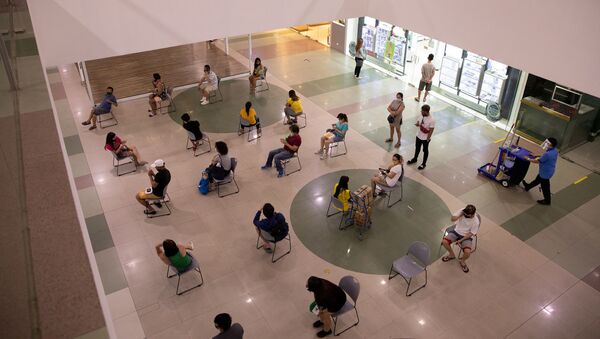 Покупатели соблюдают социальную дистанцию в торговом центре в Кесон-Сити, Филиппины - Sputnik Moldova