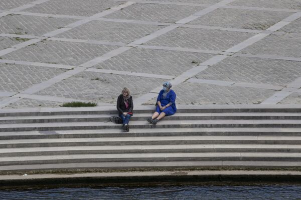 Женщины на набережной Сены в Париже - Sputnik Молдова