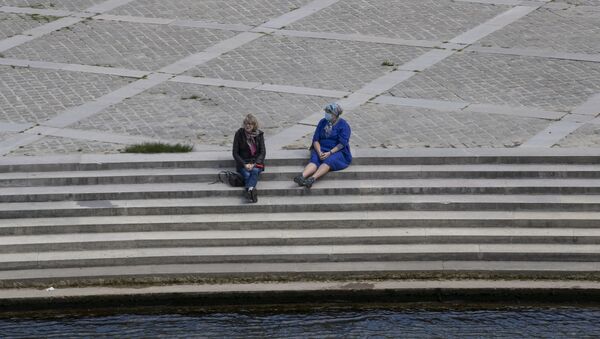 Женщины на набережной Сены в Париже - Sputnik Moldova-România