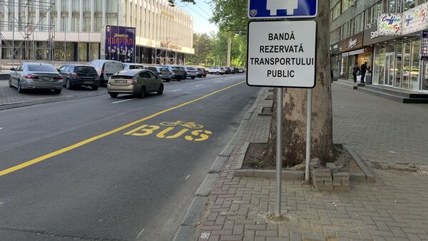 Pe str. Pușkin a fost aplicat marcajul care delimitează banda rezervată circulației transportului public - Sputnik Moldova