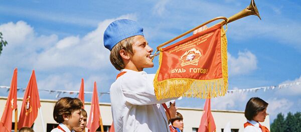 Горнист и барабанщики на утренней линейке в пионерском лагере Ласточка под городом Чебоксары в Чувашии, 1983 год Горнист и барабанщики на утренней линейке в пионерском лагере Ласточка под городом Чебоксары в Чувашии, 1983 год - Sputnik Молдова