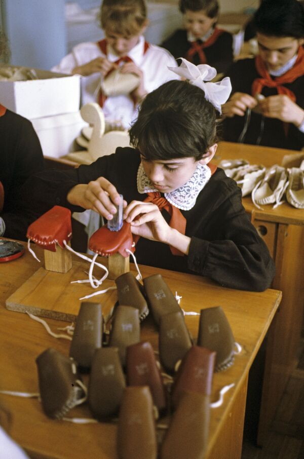 Советские школьники на уроке труда, 1988 год  - Sputnik Молдова