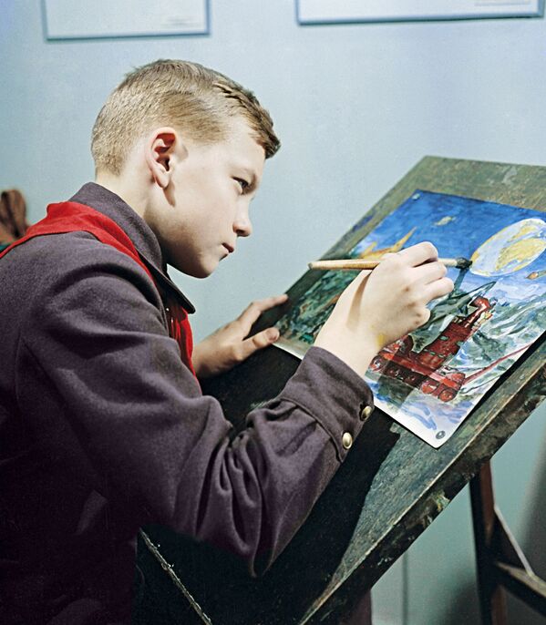 Московский школьник рисует во время занятий в кружке городского Дворца пионеров, 1959 год - Sputnik Молдова