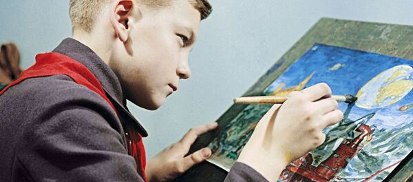 Московский школьник рисует во время занятий в кружке городского Дворца пионеров, 1959 год - Sputnik Moldova-România