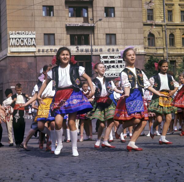 Пионеры исполняют танцы народов СССР, 1967 год - Sputnik Молдова