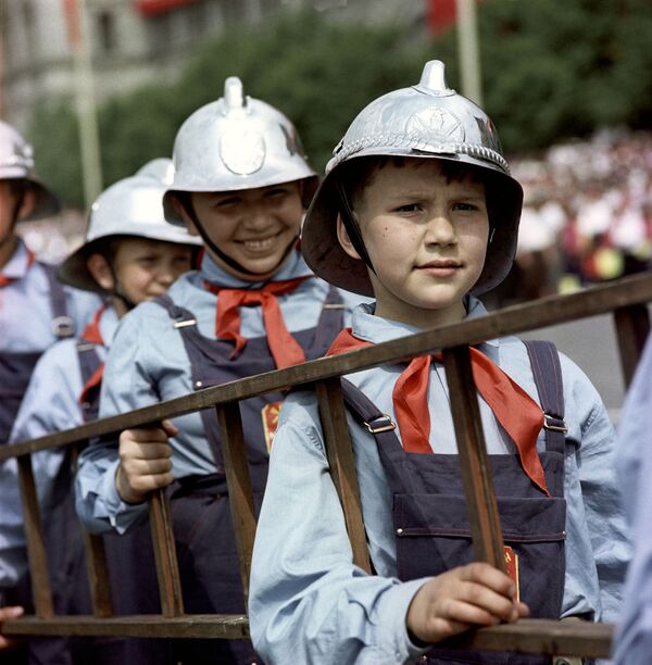 Юные пионеры-пожарные - участники парада на Красной площади в Москве, 1967 год - Sputnik Молдова