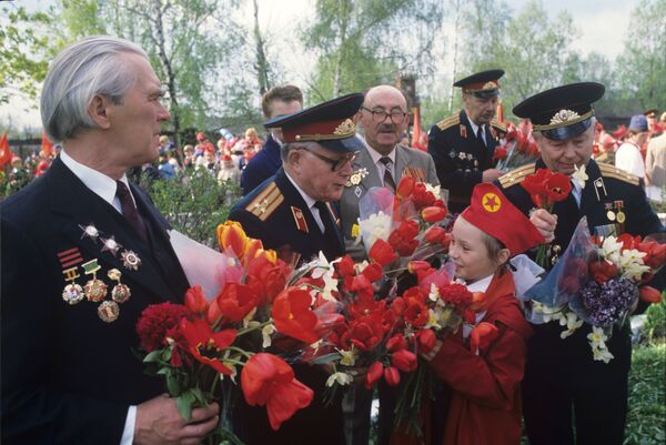 Пионеры поздравляют ветеранов войны с днем Победы, 1989 год - Sputnik Молдова