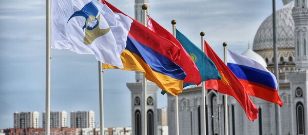 Флаги России, Кыргызстана, Казахстана, Беларуси, Армении, а также с символикой Евразийского экономического союза (ЕАЭС) - Sputnik Moldova-România