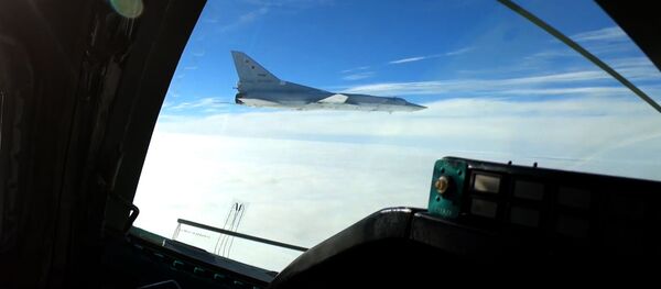 Бомбардировщики Ту-22М3 пролетели над Черным морем Бомбардировщики Ту-22М3 пролетели над Черным морем - Sputnik Молдова