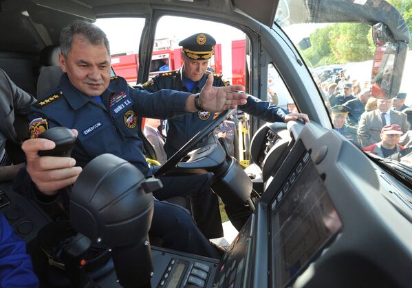 Министр обороны РФ Сергей Шойгу во время осмотра пожарного автомобиля аэродромного тушения Magirus Superdragon x8 - Sputnik Молдова