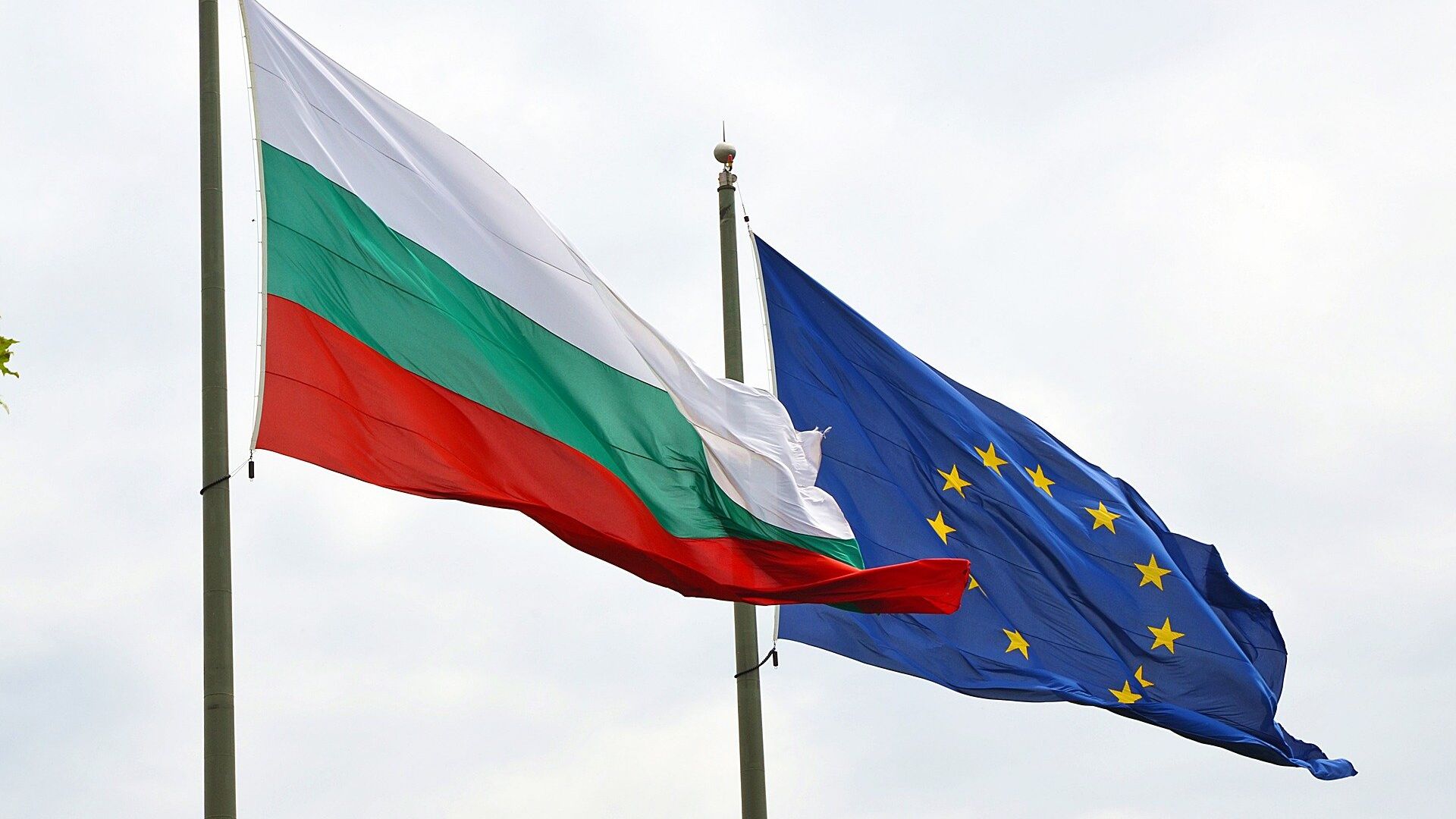 Bulgarian and EU flags. The Balkan nation joined the supranational union in 2007. - Sputnik Moldova-România, 1920, 03.12.2022