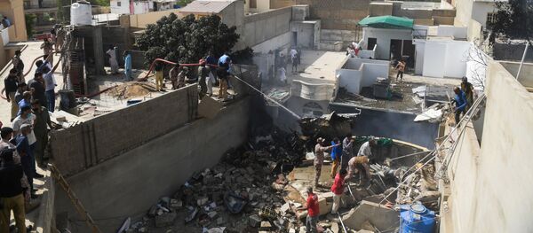 Самолет разбился рядом с аэропортом Карачи Самолет разбился рядом с аэропортом Карачи - Sputnik Молдова