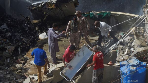 Спасатели на месте крушения самолета Пакистанских авиалиний в Карачи - Sputnik Молдова