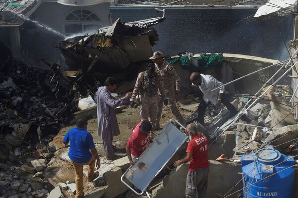 Спасатели на месте крушения самолета Пакистанских авиалиний в Карачи - Sputnik Moldova-România