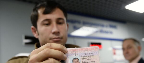 Выдача первых патентов в Едином миграционном центре Московской области - Sputnik Молдова