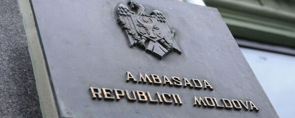 Табличка у входа в посольство Республики Молдова в Москве. - Sputnik Moldova