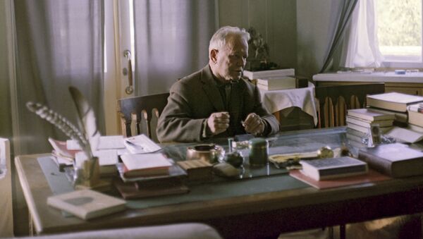 Писатель Михаил Александрович Шолохов (1905-1984) в рабочем кабинете в станице Вешенская - Sputnik Молдова