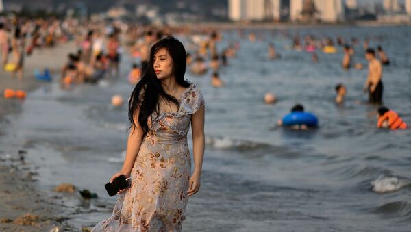 Девушка на пляже Bai Chay во Вьетнаме  - Sputnik Moldova