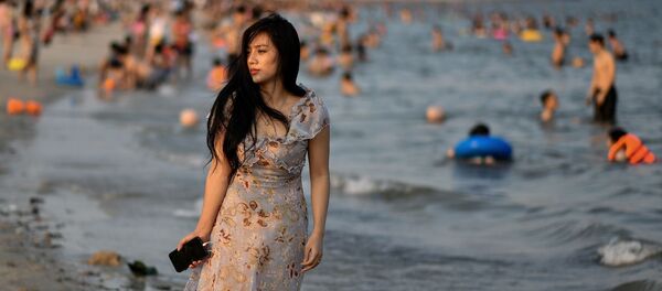 Девушка на пляже Bai Chay во Вьетнаме  - Sputnik Moldova