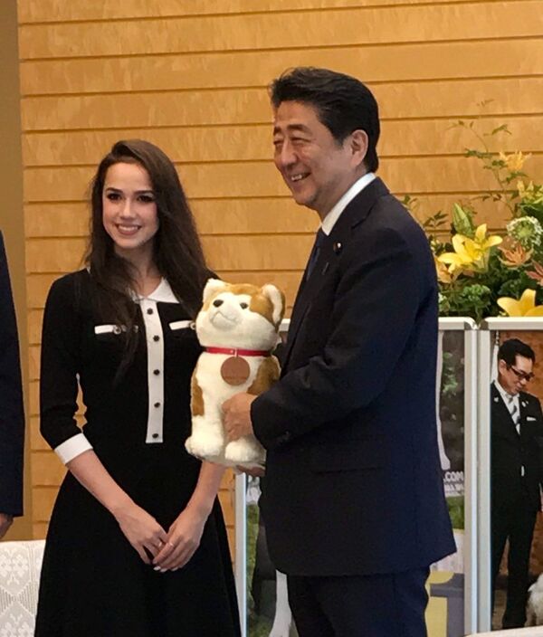 Премьер Японии Синдзо Абэ и российская фигуристка Алина Загитова во время встречи в Японии - Sputnik Moldova-România