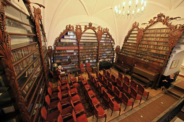 Стеллажи с книгами в читальном зале Валленродской библиотеки в Калининграде - Sputnik Moldova