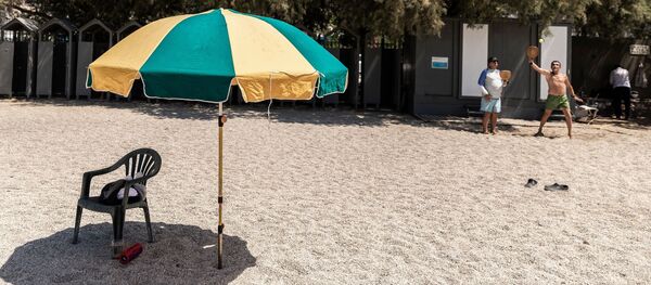 Люди на городском пляже Алимос в пригороде Афин - Sputnik Молдова