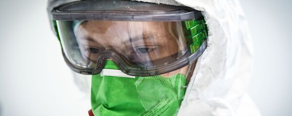 Врач Илья Чайников в инфекционной больнице РЖД-Медицина - Sputnik Молдова