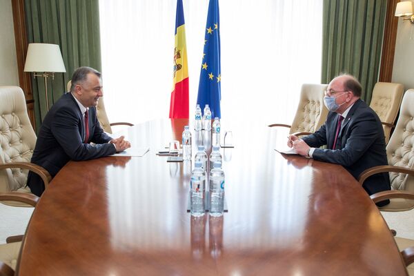 Олег Васнецов и премьер Молдовы Ион Кику, май 2020 года.  - Sputnik Молдова