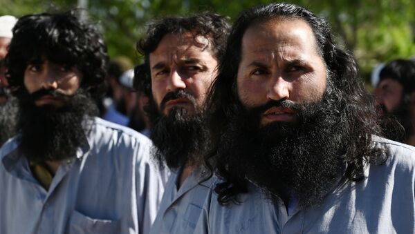 Заключенные талибы во время их освобождения из тюрьмы Баграм, Афганистан - Sputnik Молдова