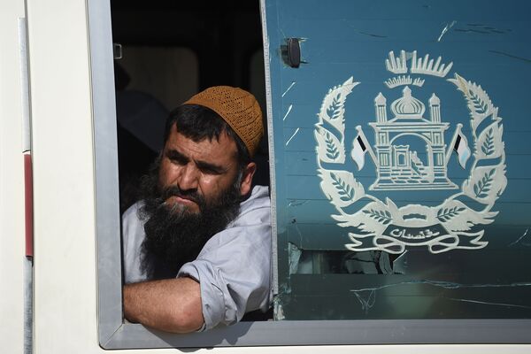 Талиб смотрит из автобуса во время после освобождения из тюрьмы Баграм, Афганистан - Sputnik Молдова