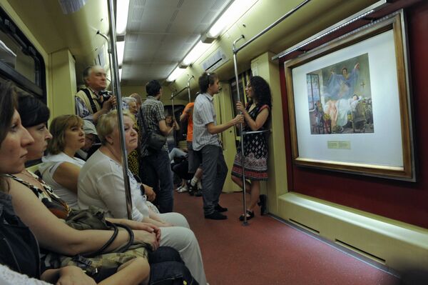 Pasageri într-un tren special numit „Acuarele”, care prezintă opere de artă.
 - Sputnik Moldova-România