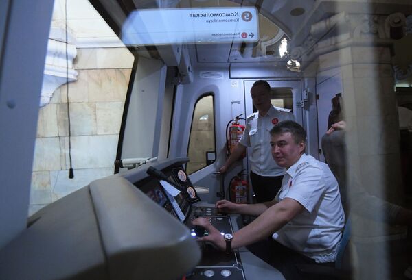 Un operator de tren la muncă. Vedere din interiorul cabinei.
 - Sputnik Moldova-România