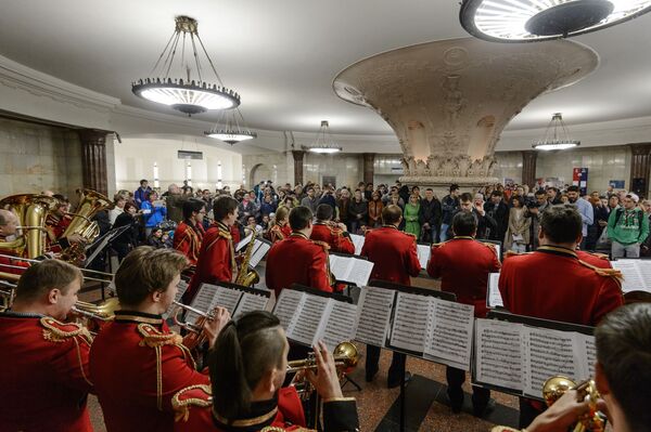 Orchestra de Stat a Rusiei ţinând o reprezentaţie în stația Kurskaia. - Sputnik Moldova-România